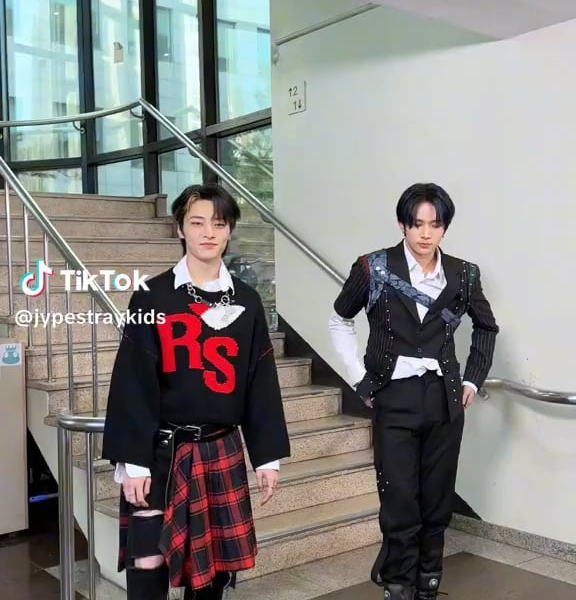 231120 Stray Kids TikTok: Heeseung with I.N (Stray Kids) - 'LALALALA' Dance Challenge