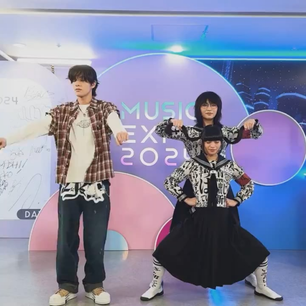 240824 NHK MUSIC Twitter: Jake with Atarashiigakko Suzuka and Mizyu